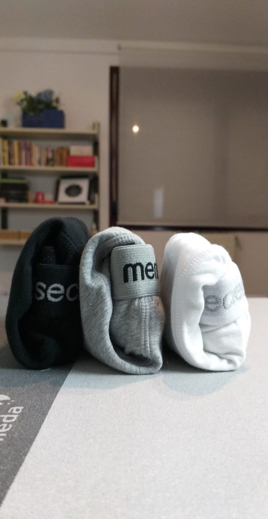 doblado vertical de calzoncillos